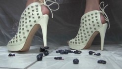 LeluLove 12 07 24 Crushing Tiny Blueberries 1080p